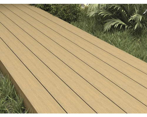 Terrassendielen aus Holzverbundwerkstoff auf einer Terrasse