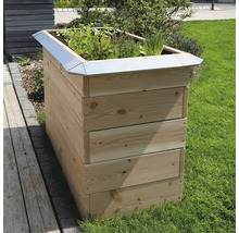 Hochbeet aus Holz mit Pflanzen auf Rasen