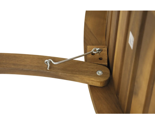 Detailansicht eines Holzmöbels mit einem Hakenverschluss.