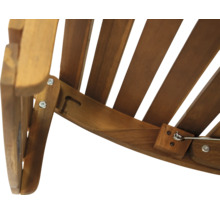 Detailansicht eines Holzstuhls mit Schraubenverbindungen