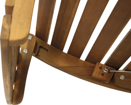 Detailansicht eines Holzstuhls mit Schraubenverbindungen