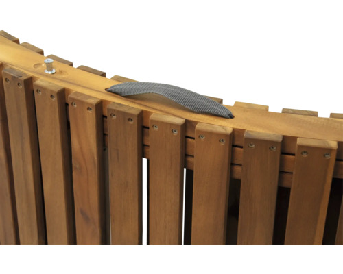 Detailansicht einer Holzliege mit Stoffgriff