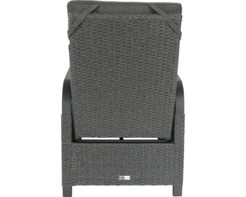 Rückansicht eines Rattansessels mit Armlehnen und Kissen