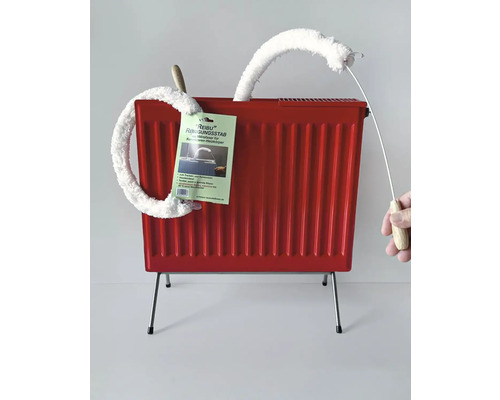 Roter Heizkörper mit Reinigungsstab zur Heizkörperreinigung