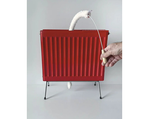 Roter Heizkörper mit Reinigungsbürste zur Heizkörperreinigung