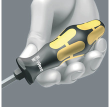 Ein Schraubendreher mit ergonomischem Griff wird von einer Hand gehalten.