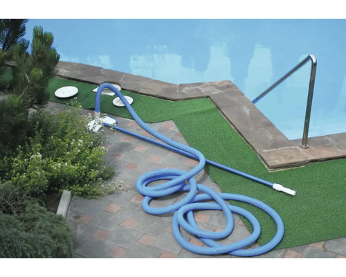 Schwimmbadreiniger mit Schlauch am Pool