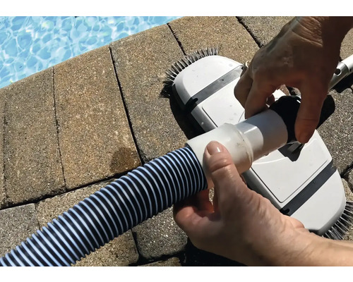 Anschließen eines Schwimmbadschlauchs an einen automatischen Poolreiniger