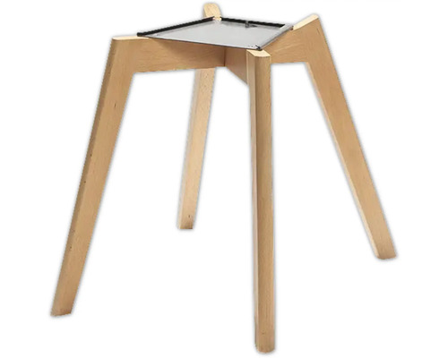 Hocker mit Holzbeinen und Metallablage