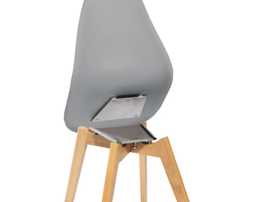 Detailansicht eines Stuhls mit Holzbeinen und Kunststoffsitz