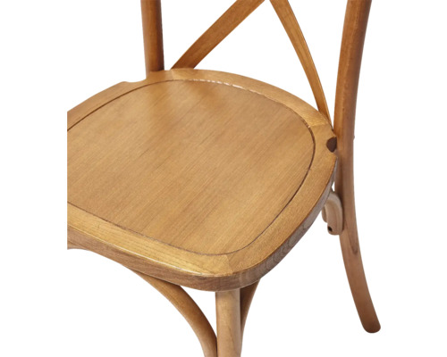 Detailansicht eines Holzstuhls mit Kreuzstreben