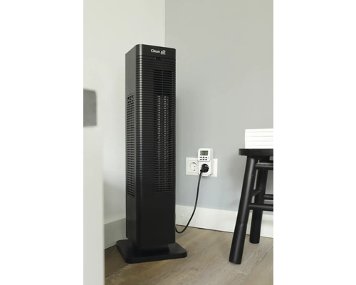 Schwarzer Turmventilator mit Timer in einem Raum