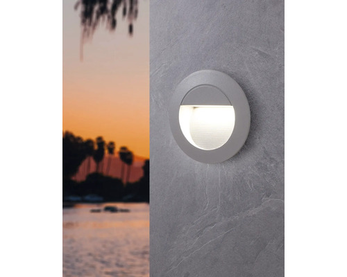 Runde Wandleuchte für den Außenbereich an grauer Steinwand
