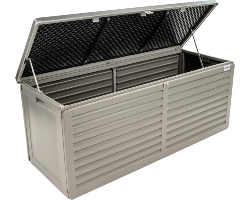 Geöffnete Gartenbox zur Aufbewahrung von Gartengeräten und Gartenmöbelauflagen