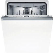 Geöffneter Geschirrspüler der Marke Bosch mit Bedienfeld