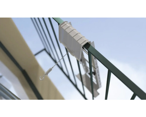 Detailaufnahme eines Sichtschutzes mit Halterung und Spannseil