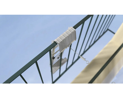 Balkonbespannung mit Halterung am Geländer