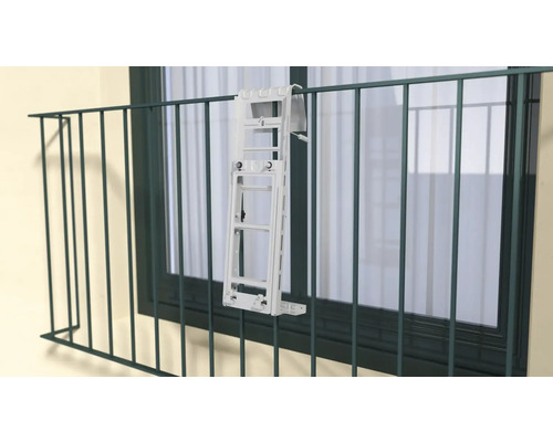 Klimaanlagenhalterung zur Montage an einem Balkongeländer.