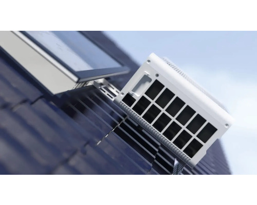 Aufnahme eines Dachfensters mit einem daran befestigten Lüftungsgerät.