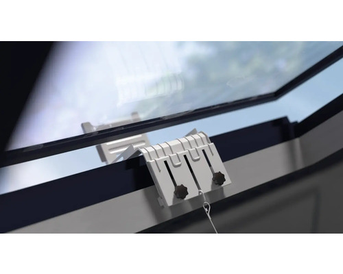 Dachfenster mit Beschlag zur Sicherung der Fensterposition