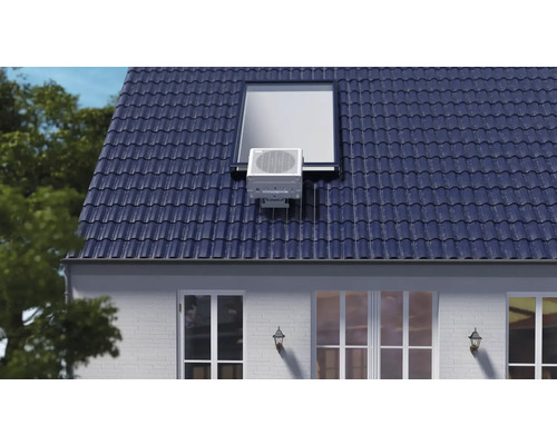 Außenansicht eines Daches mit Dachfenster und installierter Klimaanlage
