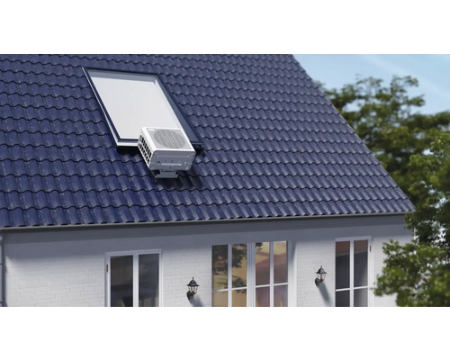 Klimaanlage am Dach eines Hauses mit Dachfenster