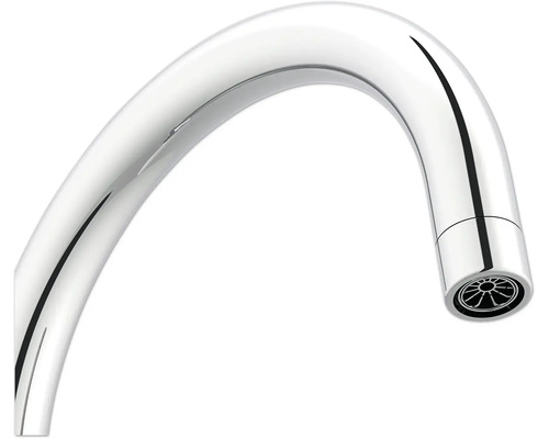 Detailansicht eines verchromten Wasserhahn Auslaufs.