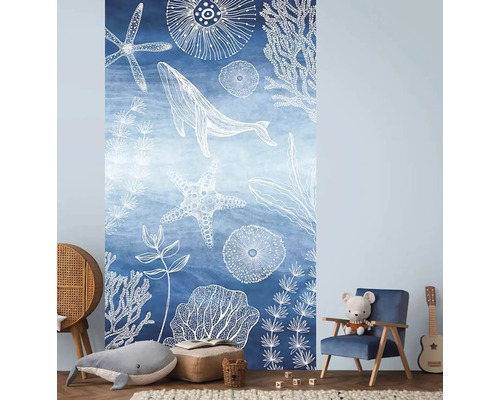 Raumdekoration mit einer Tapete mit Meerestieren, darunter Seesterne, eine Qualle und ein Wal