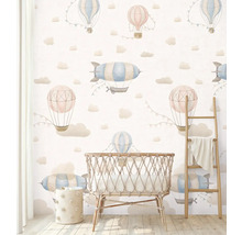 Kinderzimmer mit Luftballon-Tapete, Babybett und Holzleiter.