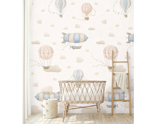 Kinderzimmer mit Luftballon-Tapete, Babybett und Holzleiter.
