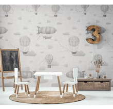 Kinderzimmer mit Ballon-Tapete, Kindertisch, Stühlen und Tafel