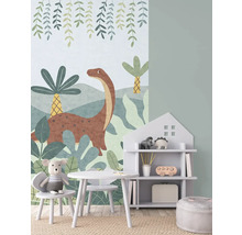 Kinderzimmer mit Dinosaurier-Tapete, Tisch, Stuhl und Regal in Hausform