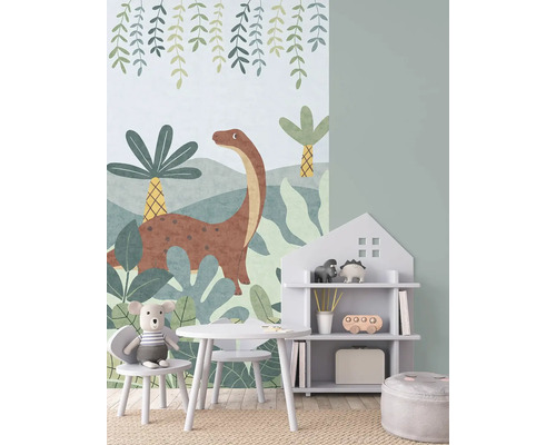 Kinderzimmer mit Dinosaurier-Tapete, Tisch, Stuhl und Regal in Hausform