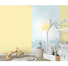 Helles Kinderzimmer mit Bett im Hausdesign, Wolkentapete, Spielzeug und Holzlaufrad
