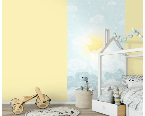 Helles Kinderzimmer mit Bett im Hausdesign, Wolkentapete, Spielzeug und Holzlaufrad
