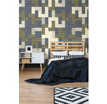 Schlafzimmer mit Wandgestaltung in Form von Bauklötzen, Bett mit Holzrahmen und weißem Nachttisch