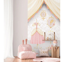 Kinderzimmer mit Wandbild eines Kleides, einer Uhr und eines Porträts