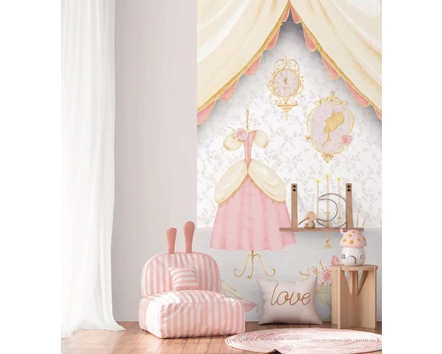 Kinderzimmer mit Wandbild eines Kleides, einer Uhr und eines Porträts