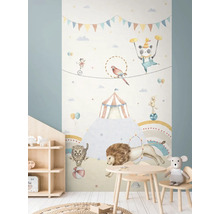 Kinderzimmer mit Zirkusmotivtapete und Holzmöbeln.