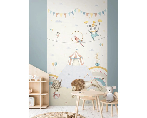 Kinderzimmer mit Zirkusmotivtapete und Holzmöbeln.