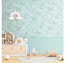 Helles Kinderzimmer mit floraler Tapete, Holzkommode und Spielzeug