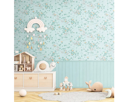 Helles Kinderzimmer mit floraler Tapete, Holzkommode und Spielzeug