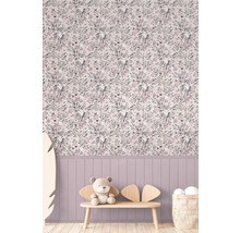 Zimmer mit Blumentapete, Holzvertäfelung und Kindermöbeln