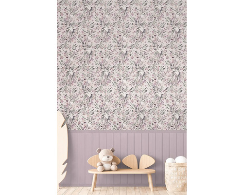 Zimmer mit Blumentapete, Holzvertäfelung und Kindermöbeln