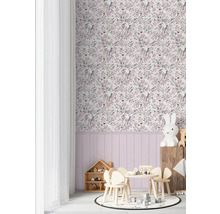 Kinderzimmer mit floraler Tapete, Kindermöbeln und dekorativen Accessoires
