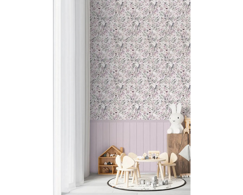 Kinderzimmer mit floraler Tapete, Kindermöbeln und dekorativen Accessoires