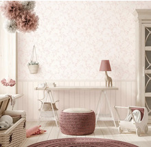 Kinderzimmer mit floraler Tapete, Schreibtisch und Spielzeug