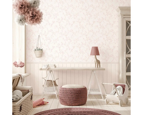 Kinderzimmer mit floraler Tapete, Schreibtisch und Spielzeug