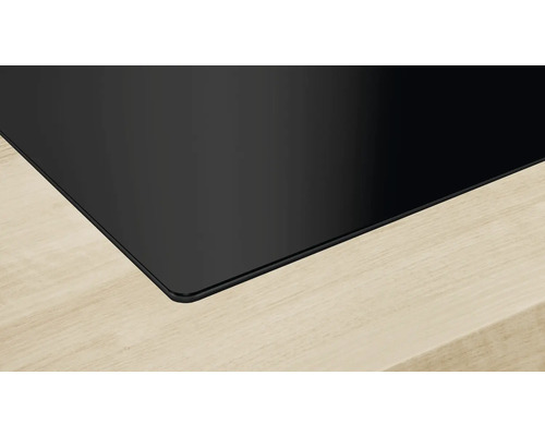 Detailaufnahme eines Kochfelds aus Glaskeramik in einer Arbeitsplatte