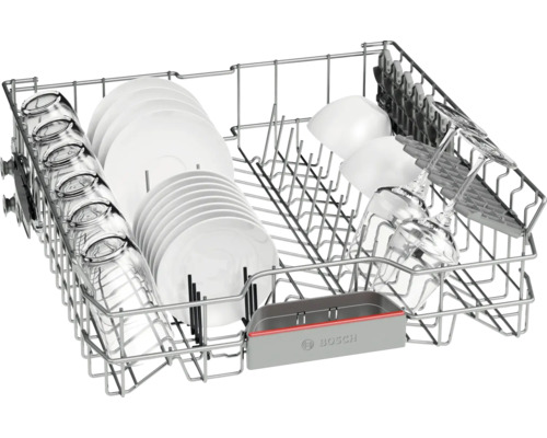 Geschirrspüler-Korb mit Geschirr und Gläsern
